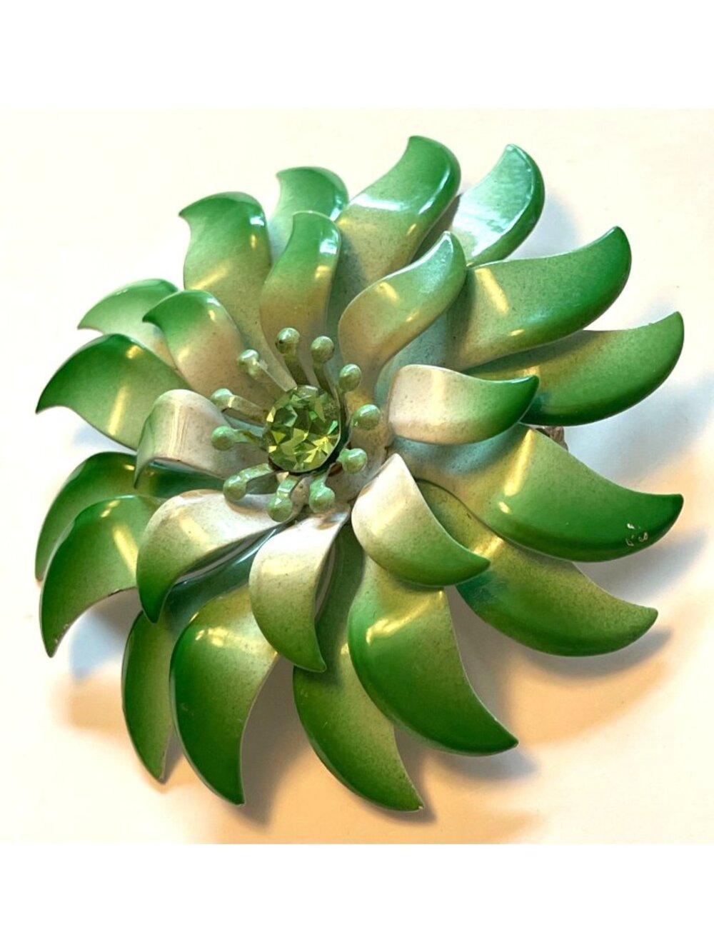 Vintage Green & White Enamel Flower Brooch With Rhinestone Center – Retro Pinwhe